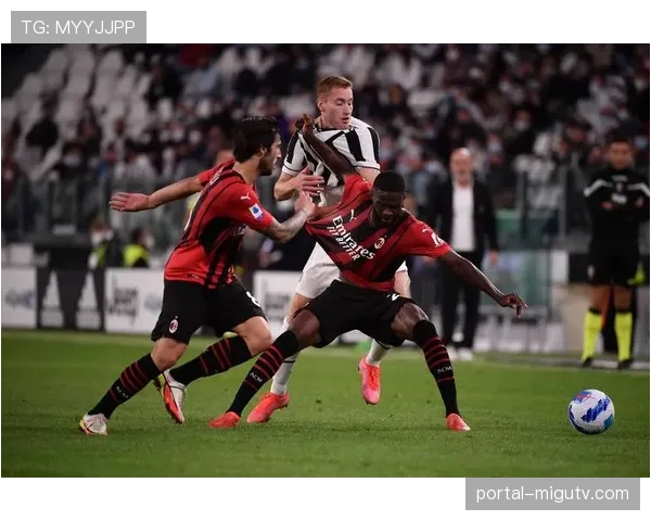 特写：AC米兰后卫托莫里门线极限解围，力保球门不失